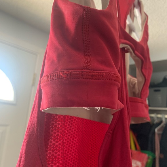 Dark pink lulu top with built in bra - Picture 4 of 4